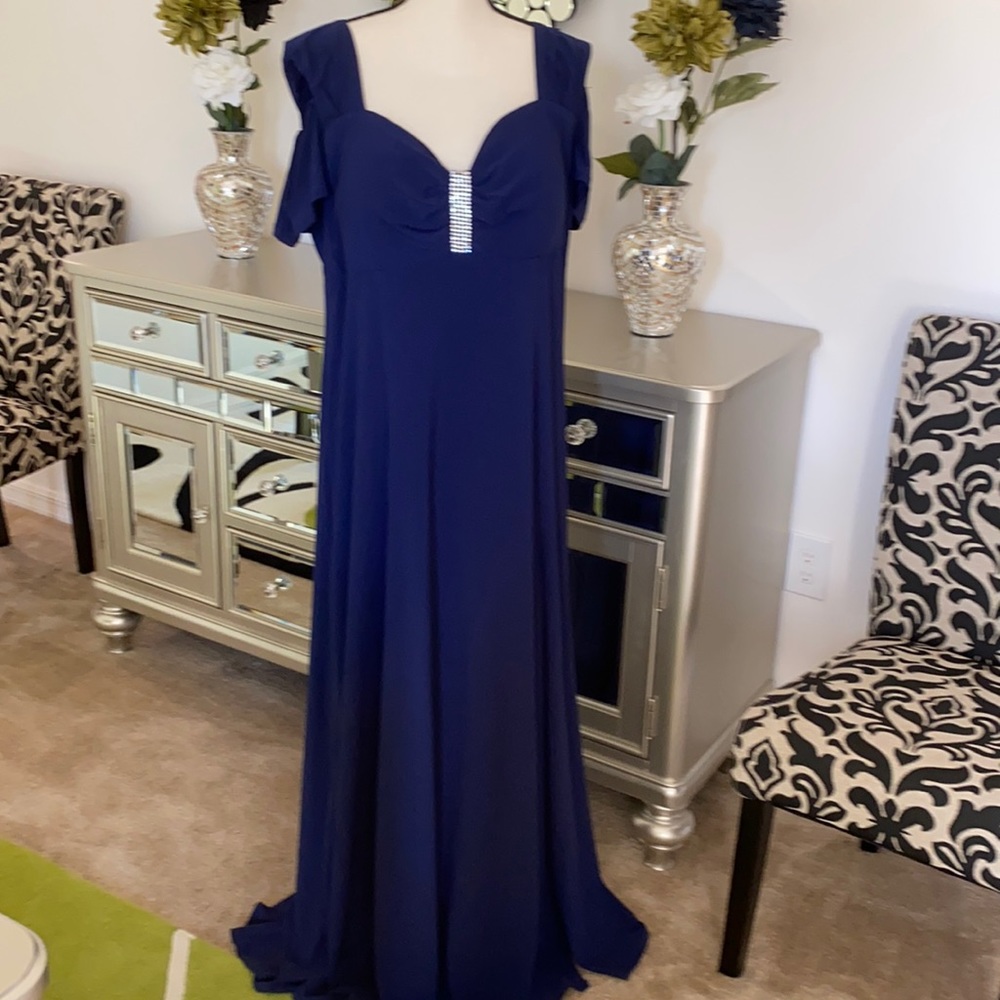 🔥R&M Richards Cold Shoulder Dress